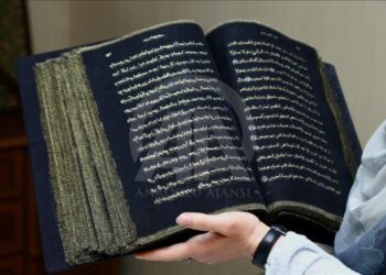 Ипак матосидан тайёрланган Қуръони карим