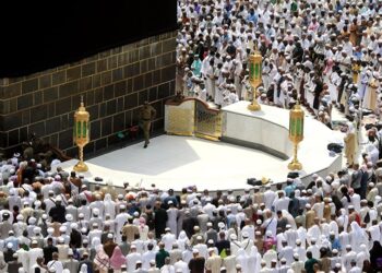 Ҳажда намозхонни олдини кесиб ўтишнинг зарари йўқми