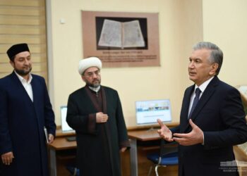 Давлат раҳбари Мир Араб мадрасасининг янги биносига ташриф буюриб, талабалар билан учрашди