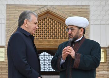 Президент Шавкат Мирзиёев Бухоро вилоятига ташрифини Баҳоуддин Нақшбанд мақбарасини зиёрат қилишдан бошлади
