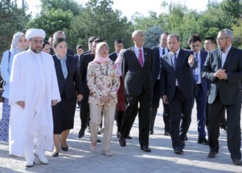 Сингапур Президенти Ҳазрати Имом мажмуаси билан яқиндан танишди