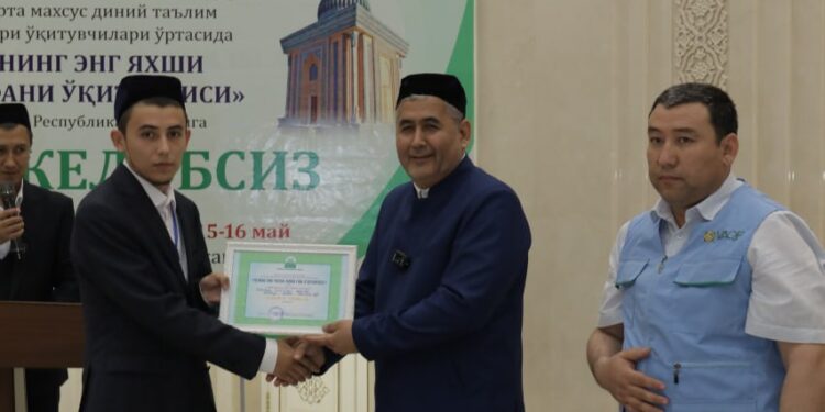Энг яхши ақоид устози – Ҳаж сафари йўлланмаси билан тақдирланди