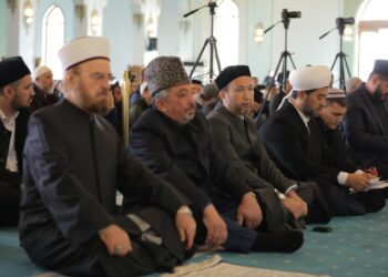 Анжуманга ташриф буюрган уламолар жума намозини адо этдилар