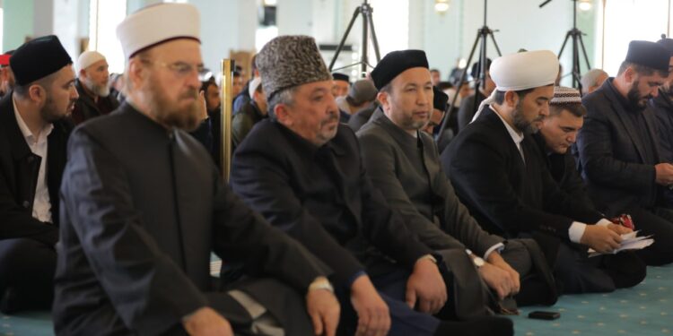 Анжуманга ташриф буюрган уламолар жума намозини адо этдилар