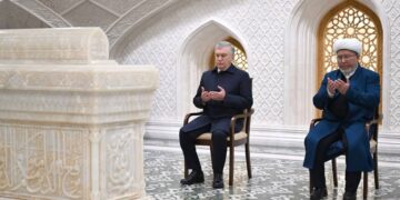 Президент Шавкат Мирзиёев Самарқандга ташрифини Имом Бухорий мақбарасини зиёрат қилиш билан бошлади