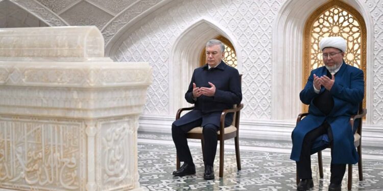 Президент Шавкат Мирзиёев Самарқандга ташрифини Имом Бухорий мақбарасини зиёрат қилиш билан бошлади