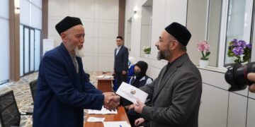 Қорилар президент ҳадялари топширилди